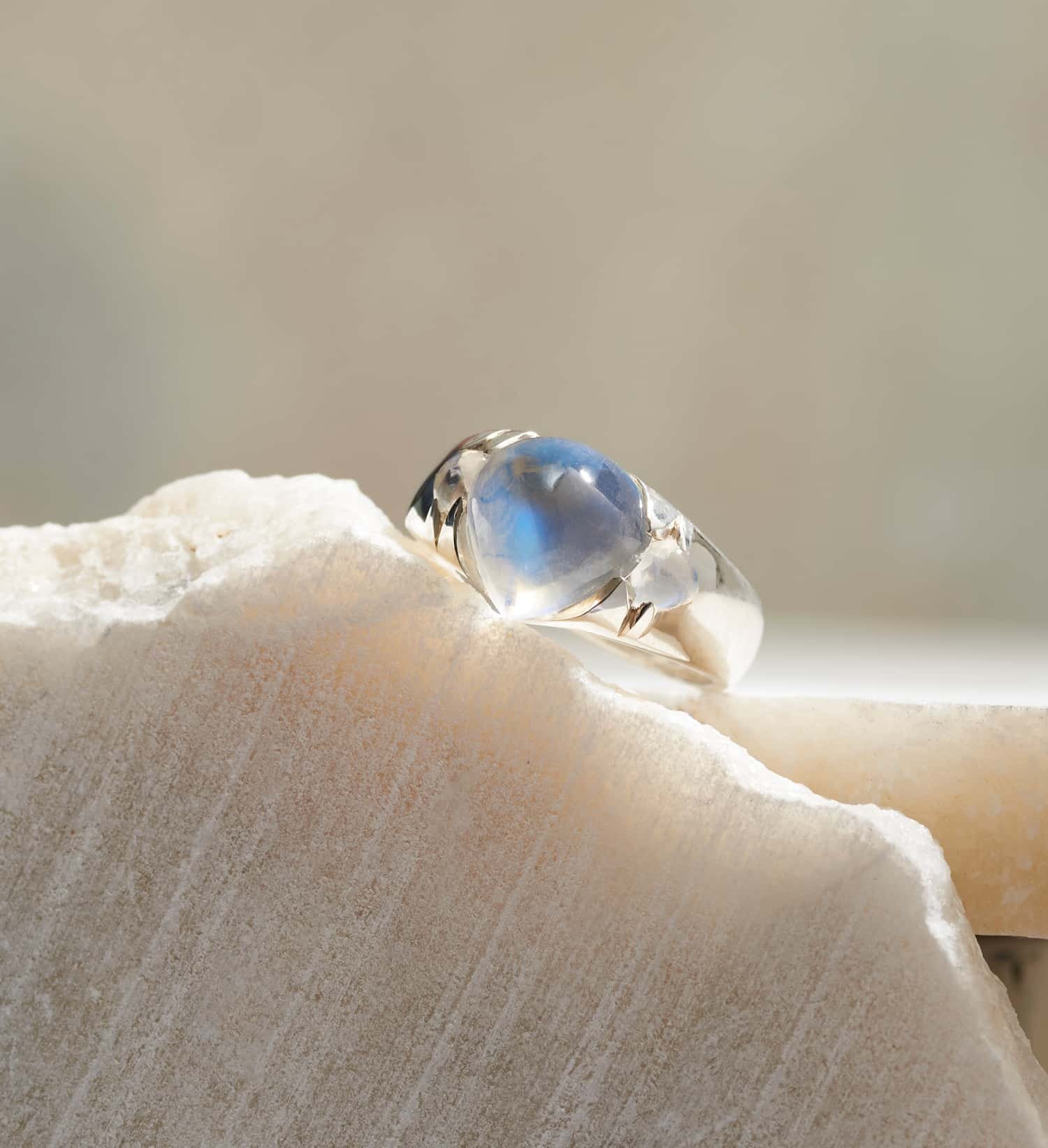 Anillo corazón piedra luna