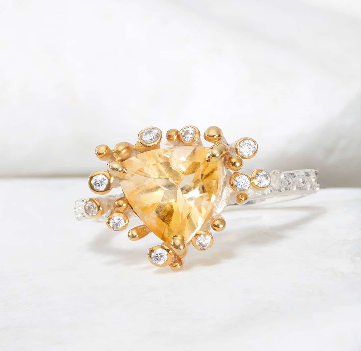 Anillo citriino triangulo