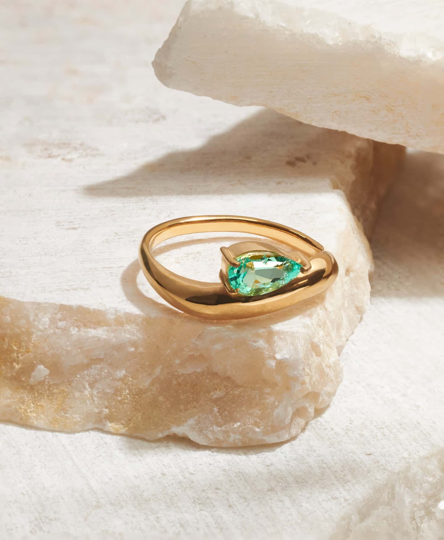 Anillo esmeralda pera