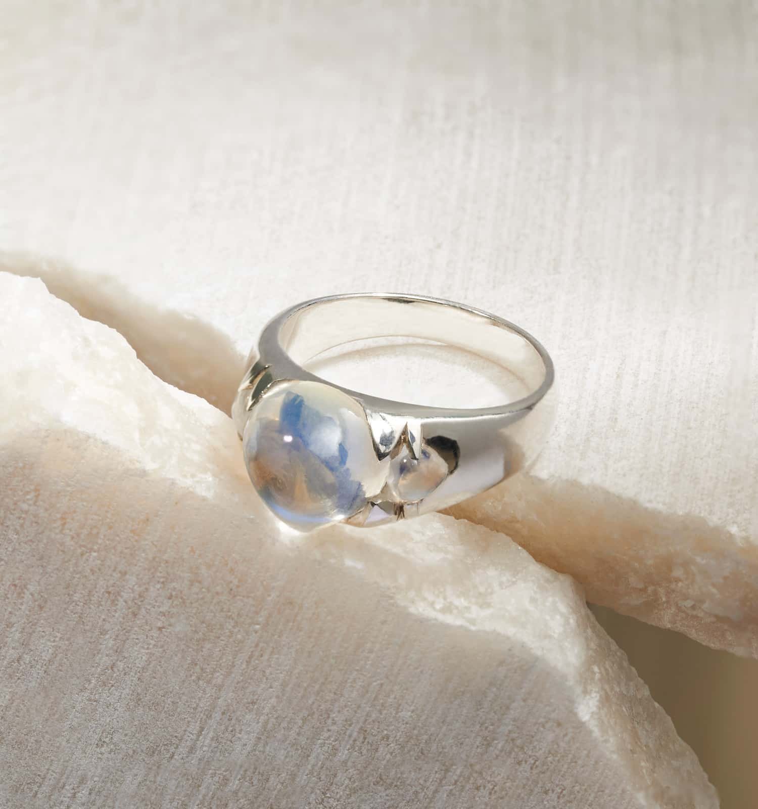 Anillo corazón piedra luna