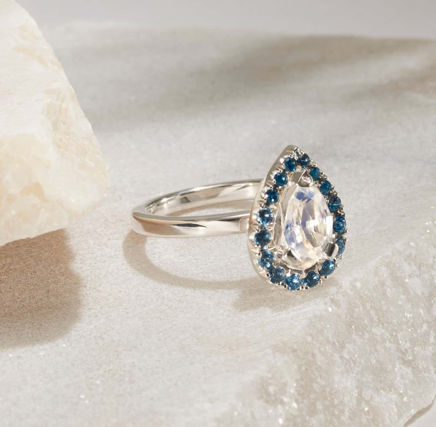 Anillo piedra luna agua