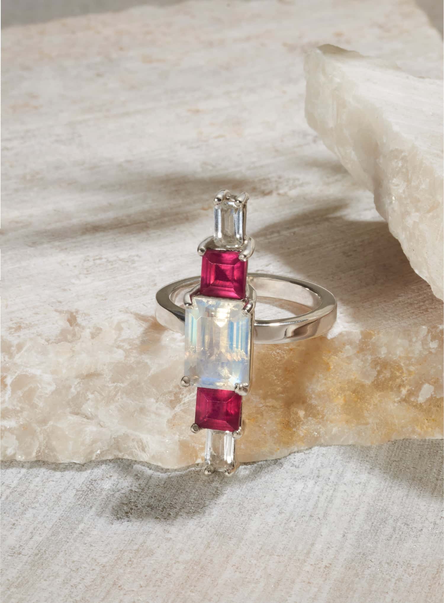 Anillo piedra luna fuego