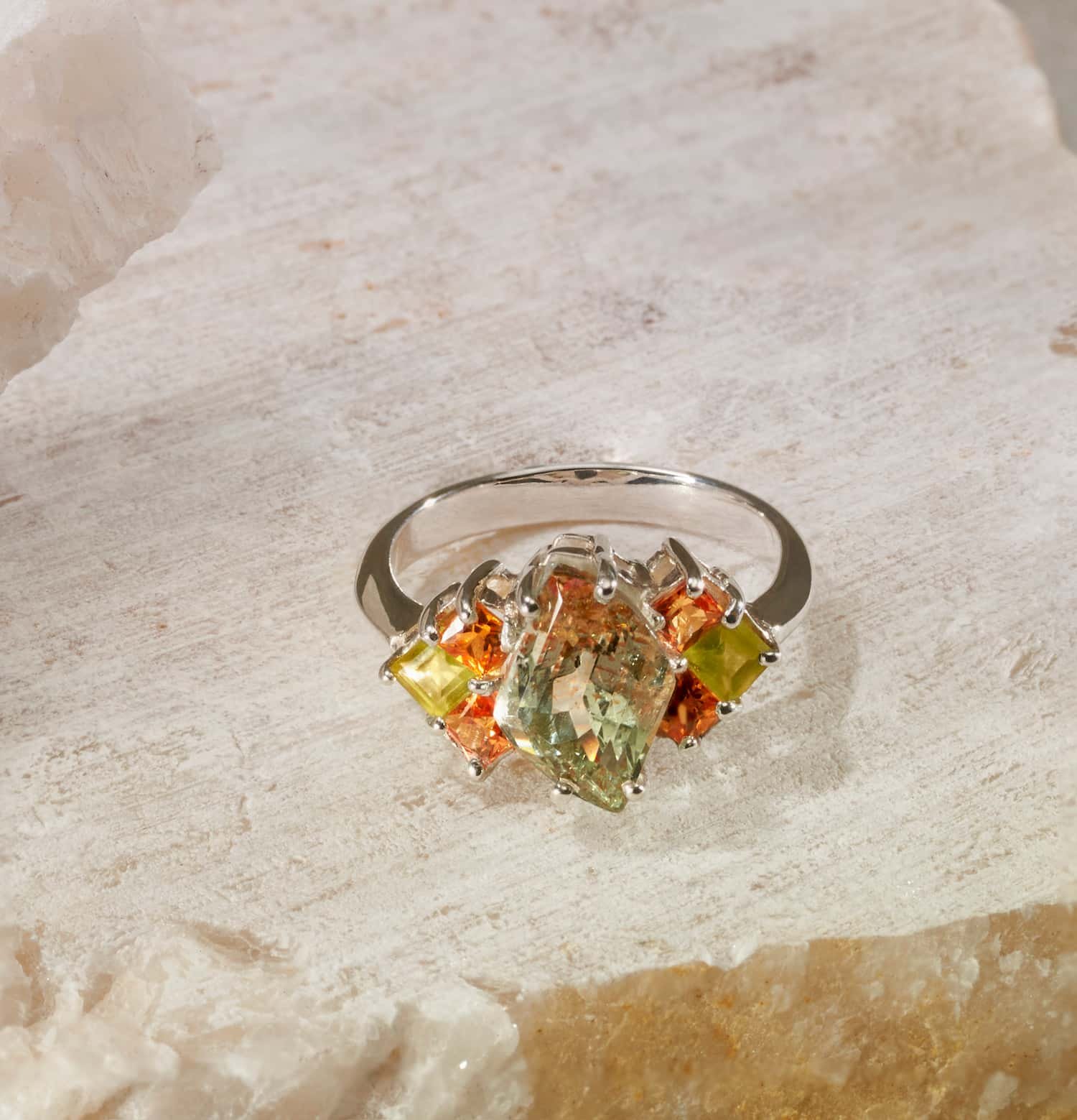 Anillo piedra del sol