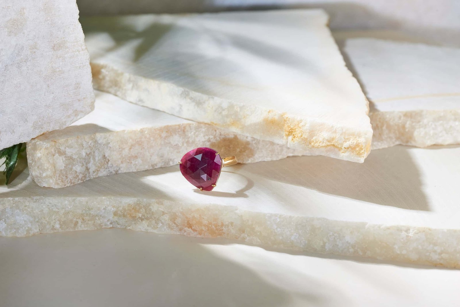 Anillo rubí rose-cut