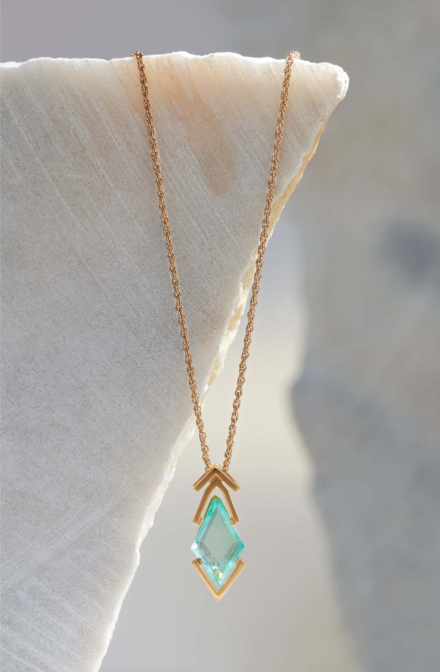 Collar esmeralda rombo